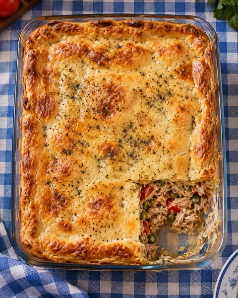 Torta de atum e tomate em travessa
